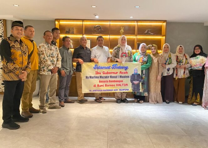 
					ketua TP PKK Aceh Marlina Muzakir didampingi Staf Ahli TP PKK Aceh Mukharamah Fadhullah disambut hangat oleh masyarakat Aceh yang terhimpun dalam Himpunan Masyarakat Aceh (HIMA) Balik Papan saat tiba di Hotel Four Points by Sheraton Balikpapan. Kedatangan Marlina ke Balik Papan bersama rombongan merupakan lanjutan rangkaian acara Rapat Kerja Nasional (Rakernas) X PKK Tahun 2025, Rabu malam, 8 Juli 2025.