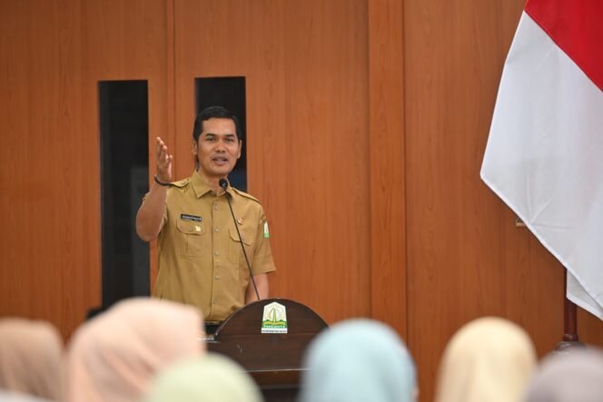 
					Plt. Sekda Aceh, M. Nasir, S.IP, MPA membuka  kegiatan sosialisasi waspada aktivitas keuangan ilegal yang digelar OJK Aceh,  di Gedung Serbaguna Kantor Gubernur Aceh, Selasa, (8/7/2025).