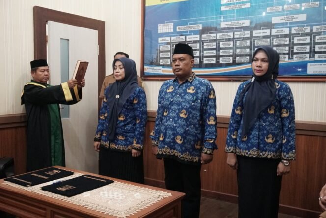 
					
Plt Sekdakab Aceh Besar Bahrul Jamil SSos MSi melantik tiga orang pejabat fungsional di jajaran Pemerintah Kabupaten Aceh Besar di ruang kerja Plt Sekdakab Aceh Besar, Kota Jantho, Selasa (8/7/2025). FOTO/ MC ACEH BESAR