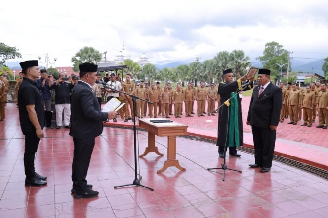 
					Bupati Aceh Besar H Muharram Idris (Syech Muharram), melantik Bahrul Jamil SSos MSi sebagai Sekda Aceh Besar definitif, di halaman Kantor Bupati Aceh Besar, Kota Jantho, Senin (14/7/2025). FOTO/ PROKOPIM PEMKAB ACEH BESAR
