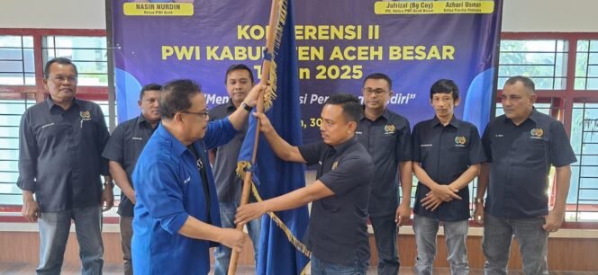 
					Ketua PWI Aceh, Nasir Nurdin menyerahkan pataka organisasi kepada Ketua PWI Aceh Besar terpilih, Jufrizal pada rangkaian Konferkab II PWI Aceh Besar di Aula PWI Aceh di Banda Aceh, Rabu, 30 Juli 2025. (Dok PWI Aceh Besar)