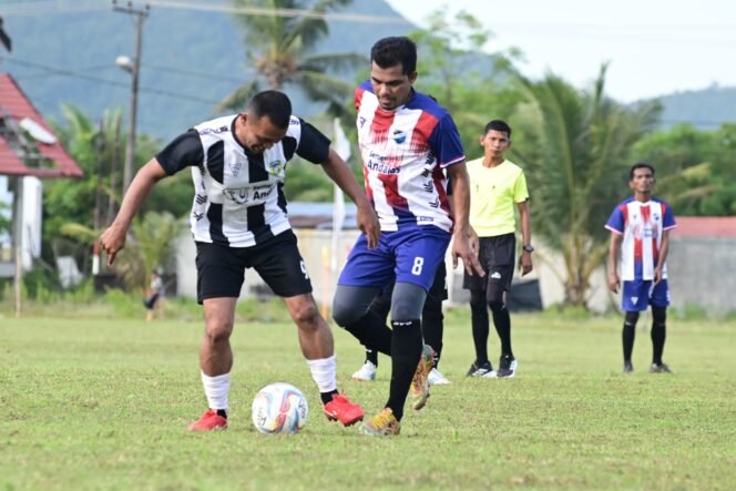 
					Pemain dari Tim Pemkab Aceh Besar (kostum putih-hitam) duel dengan pemain dari Tim PT SBA (kostum putih-biru-merah) dalam laga persahabatan pembukaan turnamen sepakbola se-Kecamatan Lhoknga dan Leupung dalam rangka Pekan Olahraga SBA Tahun 2025, di Lapangan Sepakbola Sri Musim, Lampuuk, Kecamatan Lhoknga, Kabupaten Aceh Besar, Jumat (8/8/2025). FOTO/ MC ACEH BESAR