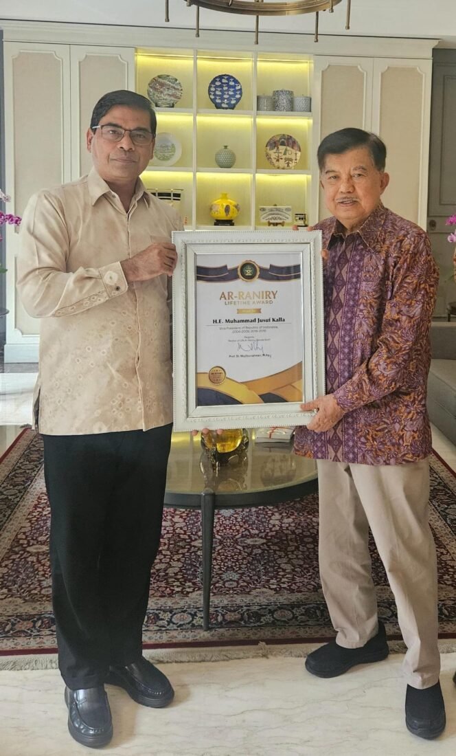 
					UIN Ar-Raniry Serahkan Ar Raniry Award kepada Jusuf Kalla