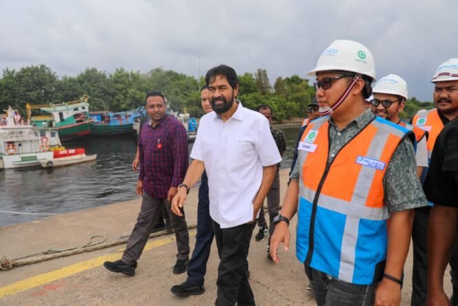 
					Gubernur Aceh Muzakir Manaf atau Mualem meninjau Pelabuhan Krueng Geukueh di Gampong Tambon Baroh, Kecamatan Dewantara, Aceh Utara, Jumat (22/8/2025)