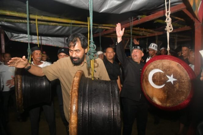 
					Gubernur Aceh, Muzakir Manaf membuka  sekaligus menyerahkan cenderamata serta memukul rapai pada acara Pentas Budaya Tradisi Pesisir di Monumen Samudra Pasai, Aceh Utara, 22/08/2025.