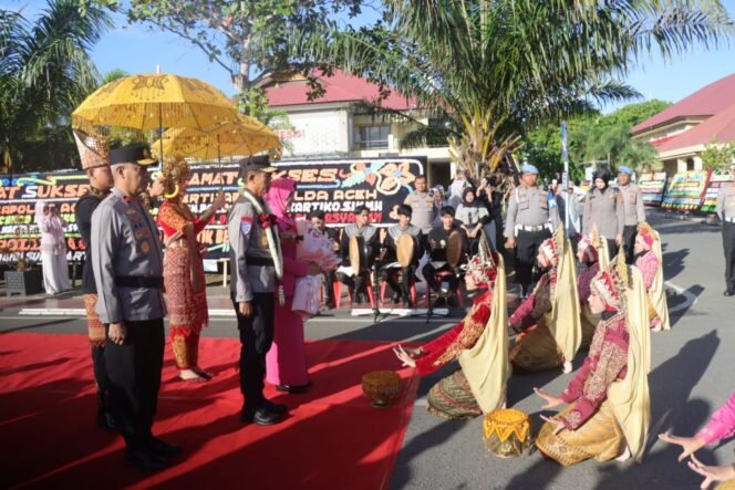 
					Tiba di Polda Aceh, Brigjen Marzuki Ali Basyah Disambut Tarian Ranup Lampuan