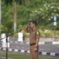 Sekretaris Daerah Aceh M. Nasir  memimpin Apel Pagi yang dihadiri para Kepala Biro, Pejabat Eselon III & IV beserta seluruh ASN/ non-ASN pada lingkungan Setda Aceh dan BPKA , di Halaman Kantor Gubernur Aceh, Banda Aceh, Senin (25/8/2025).