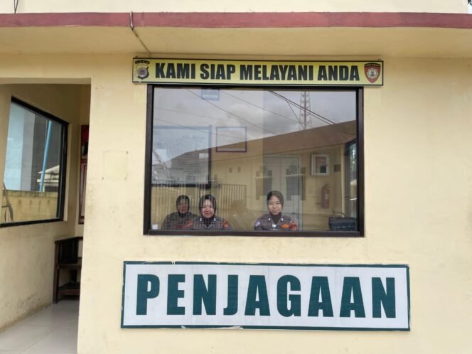 
					Hari Jumat, Polwan Polres Aceh Tamiang Ambil Alih Penjagaan Mako