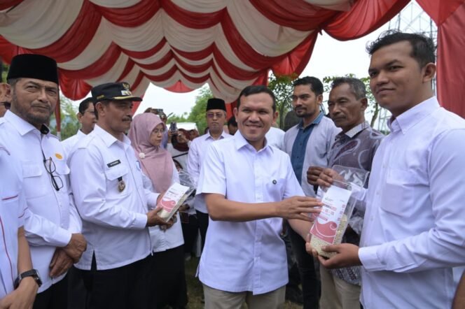
					Wakil Gubernur Aceh,  Fadhlullah meulanching BUMG  penyalur Pupuk Bersubsidi Program Gerak Cepat Pemerintah Aceh di desa Aneuk Gle Kec. Indrapuri Aceh Besar, 16/8/2025
