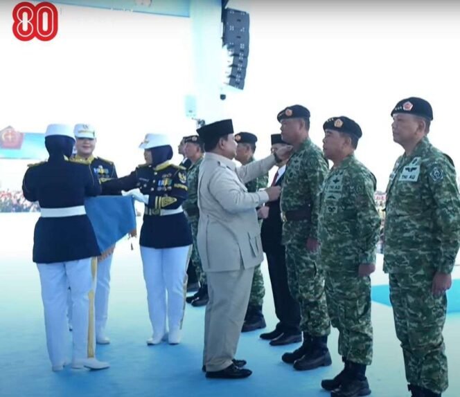 
					Presiden Prabowo Subianto (keempat dari kanan) melantik Jenderal TNI Tandyo Budi Revita sebagai Wakil Panglima TNI pada upacara gelar pasukan operasional dan kehormatan militer di Lapangan Udara Suparlan, Batujajar, Jawa Barat, Minggu (10/8/2025) (Foto: Tangkapan Layar YouTube/Sekretariat Presiden)