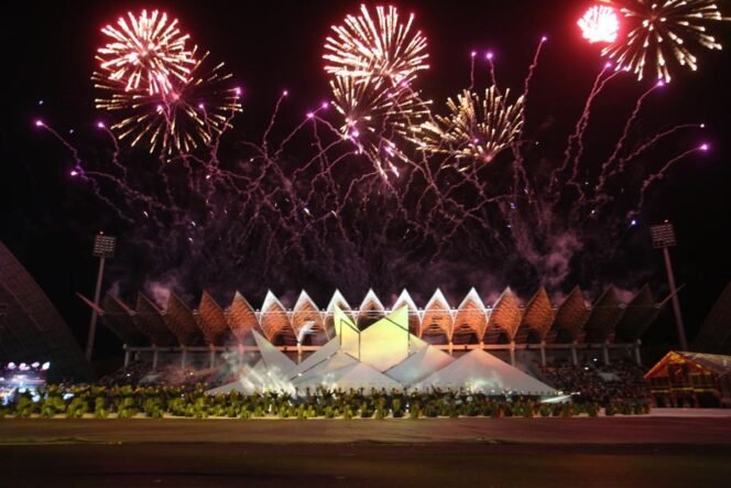 
					Pembukaan PON XXI 2024 Aceh-Sumut yang berlangsung di Stadion Harapan Bangsa, Banda Aceh, Senin (9/9/2024), dimeriahkan dengan penyalaan kembang api.(Dok. KONI Jatim)
