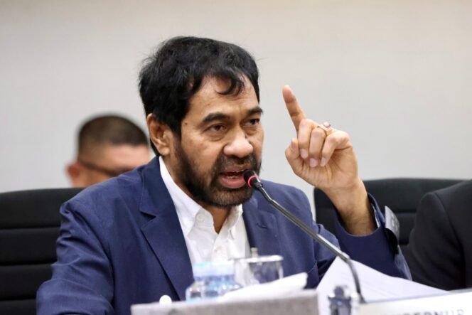 
					Gubernur Aceh, Muzakir Manaf memberi pernyataan pada media menanggapi hasil Rekomendasi Pansus DPRA terhadap Mineral, Batu Bara, Minyak dan Gas, di Ruang Serbaguna DPR Aceh, Kamis (25/9/2025).