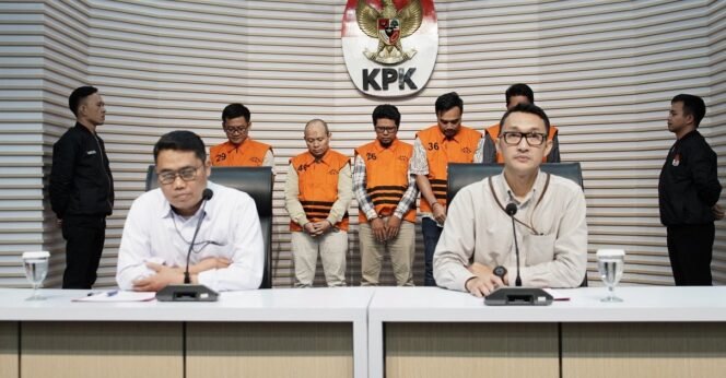 
					Komisi Pemberantasan Korupsi (KPK) menahan lima tersangka kasus dugaan korupsi pencairan kredit fiktif pada PT Bank Perkreditan Rakyat (BPR) Bank Jepara Artha (Perseroda) tahun anggaran 2022–2024. (Foto: Dok KPK)