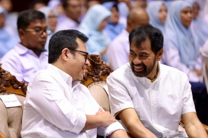 
					Gubernur Aceh Muzakir Manaf bersama Wakil Menteri Komdigi RI Nezar Patria selaku Sekjen PP Kagama