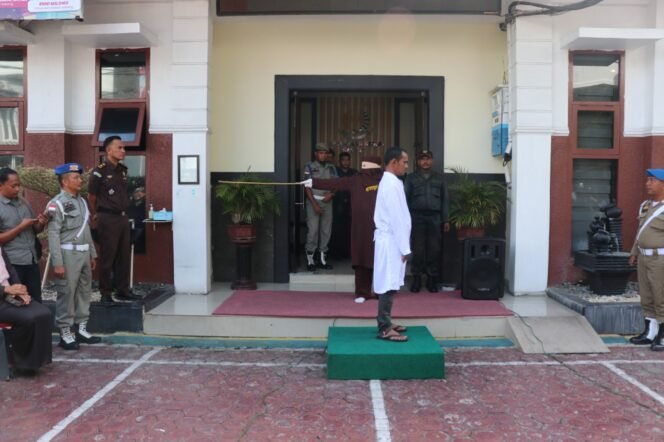 
					Kejaksaan Negeri (Kejari) Sabang melaksanakan eksekusi uqubat cambuk terhadap tiga terpidana pelanggar Qanun Jinayat Aceh, Senin (08/09/2025) di halaman kantor Kejari Sabang.
