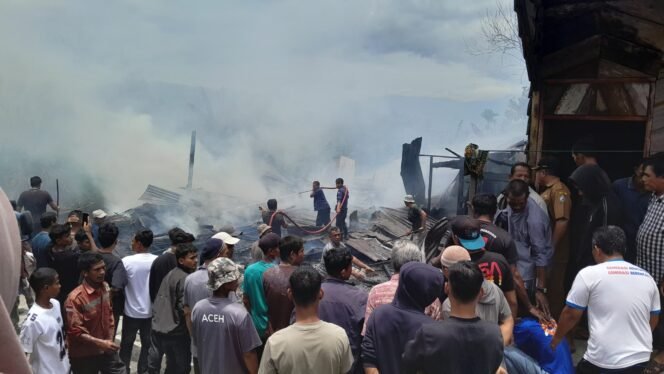 
					Sebuah rumah terbakar di Desa Singah Mulo Kecamatan Pinto Rime Gayo, Kabupaten Bener Meriah. 