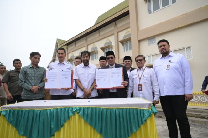 
					Gubernur Aceh, Muzakkir Manaf, menyerahkan rumah sakit Regional Aceh tengah kepada Bupati Aceh Tengah Haili Yoga di halaman Rumah Sakit Regional Aceh Tengah, 9/9/2025. Turut Didampingi Sekda Aceh, M. Nasir, kadis Perkim T. Aznal dan Wakil Bupati Aceh Tengah