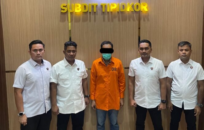 
					Penyidik Subdit Tipidkor Ditreskrimsus Polda Aceh resmi menahan tersangka kasus korupsi pengadaan tempat cuci tangan atau wastafel pada SMA, SMK, dan SLB di seluruh Aceh berinisial SMY. Penahanan tersebut dilakukan untuk memudahkan proses penyidikan.
