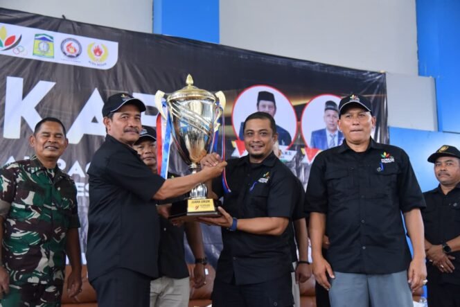 
					Wakil Bupati Aceh Besar Drs Syukri A Jalil meenyerahkan Piala Juara Umum PORKAB 2025 kepada Ketua Kontingen atau Camat Darul Imarah M. Basir S,STP MSi di Jantho Sport City, Kota Jantho, Jum'at (12/09/2025) sore.
FOTO/MC ACEH BESAR