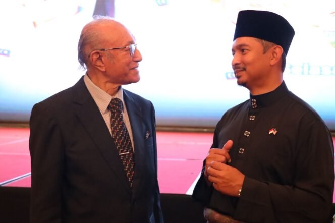 
					Wali Nanggroe berbincang-bincang dengan En. Shahril Nizam Abdul Malek, Konsul Jeneral Malaysia di Medan