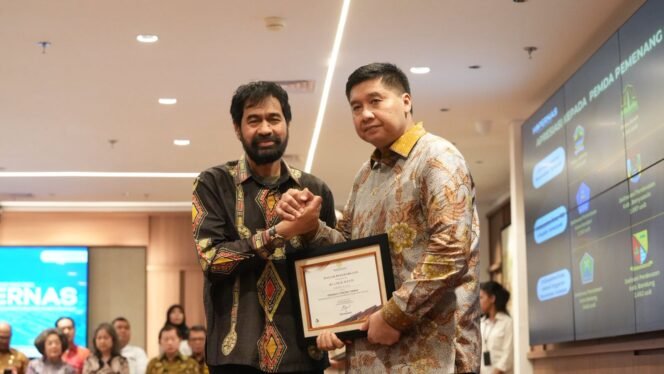 
					Gubernur Aceh, Muzakir Manaf saat menerima penghargaan yang diberikan langsung oleh Mentri PKP, Maruarar Sirait, Senin, 25 Agustus, 2025. (Foto: Humas BPPA).