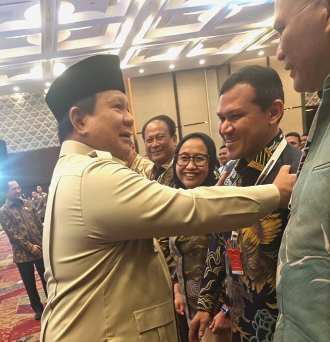 
					Presiden Prabowo Subianto menyapa Wakil Gubernur Aceh Fadhlullah, S.E, saat membuka kegiatan APKASI Otonomi Expo 2025, di Indonesia Convention Exhibition (ICE) BSD Tangerang, Banten, Kamis, 28 Agustus 2025.