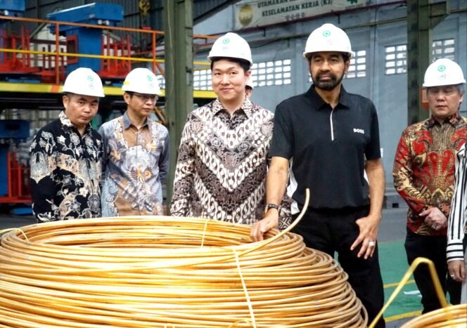 
					Gubernur Aceh Muzakir Manaf menyaksikan penandatanganan kerjasama PT Prima Copper Industri (PCI) dengan BUMN Tiongkok (MCC15) guna membangun fasilitas tambang dan smelter di Aceh, di Kantor PT PCI, Tangerang, Banten, Jumat, 12 September 2025.