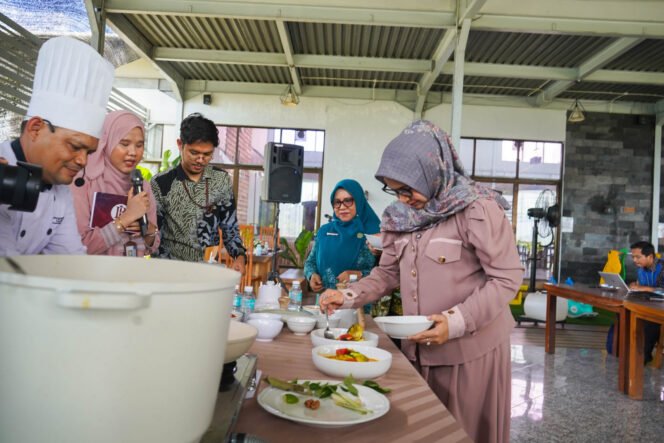 
					Cooking Class Dapur Cerdas Inflasi di Kuala Village Restaurant, Banda Aceh (10/10).