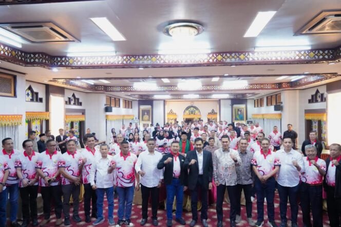 
					Mualem Lepas Kontingen Aceh Menuju PON Bela Diri