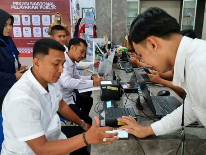 
					Tenaga kependidikan UIN Ar-Raniry memanfaatkan layanan registrasi identitas kependudukan digital di stan Dinas Dukcapil Kota Banda Aceh pada Pekan Nasional Pelayanan Publik yang berlangsung di kampus, Senin (20/10/2025).