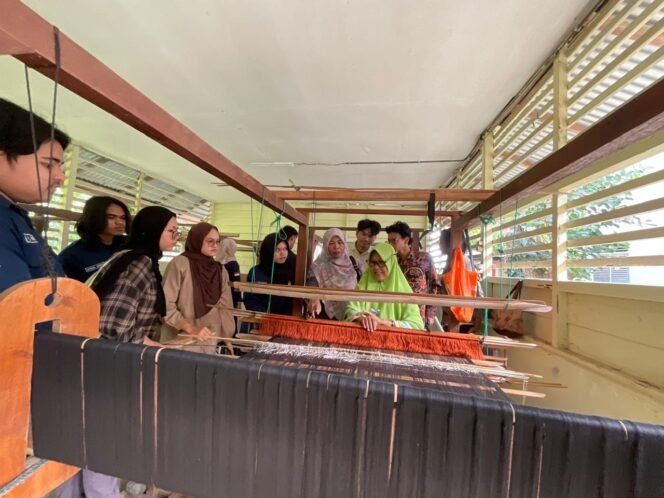 
					Mahasiswa Prodi SKI UIN Ar-Raniry Belajar Langsung Tradisi Tenun Songket Aceh di Siem