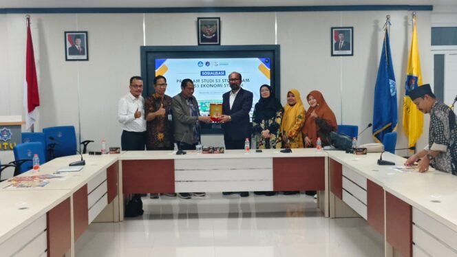 
					Keterangan foto:
Prof Dr Syamsul Rijal MAg, Ketua Prodi S3 Studi Islam Pascasarjana UIN Ar-Raniry, menyerahkan plakat kepada Wakil Rektor III bidang Kemahasiswaan dan Alumni UTU, H. Ibrahim Laweung HS,AMK,SKM MNSc pada kegiatan sosialisasi program doktoral di UTU Meulaboh, Rabu (22/10/2025).