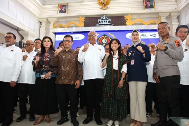
					Menkomdigi Meutya Hafid didampingi Wakil Menteri Komunikasi dan Digital (Wamenkomdigi) Nezar Patria, Direktur Jenderal Komunikasi Publik dan Media (Dirjen KPM) Kemkomdigi Fifi Aleyda Yahya, Wakil Ketua Dewan Pers Totok Suryanto, Karobinopsnal Baharkam Polri Brigjen Pol Erwin Kurniawan, Wakapolda Jateng Kombes Pol Latif Usman, Wakil Wali Kota Surakarta Astrid Widayani dalam pengukuhan pengurus PWI Pusat periode 2025–2030 di Gedung Monumen Pers Indonesia, Kota Surakarta, Jawa Tengah, pada Sabtu (4/10/2025). (foto: dok.PWI Pusat)