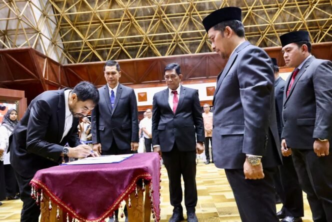 
					Gubernur Aceh, Muzakir Manaf, memimpin Pengambilan Sumpah dan Pelantikan Pejabat Pimpinan Tinggi Pratama, Pejabat Administrator, serta Pejabat Pengawas di lingkungan Pemerintah Aceh, sekaligus melantik Deputi BPKS, di Anjong Mon Mata, Banda Aceh, Jumat (10/10/2025).