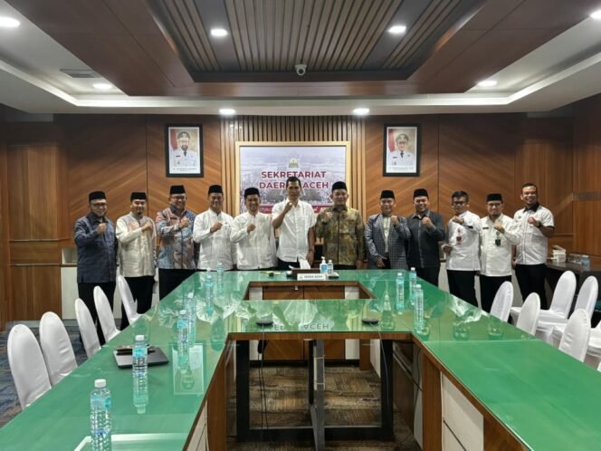 
					Sekda Aceh, M. Nasir, S.IP, MPA di dampingi Asisten Pemerintahan, Kanwil Kemenag Aceh, serta SKPA terkait menerima silaturrahmi dari
Tim Surve calon Tuan rumah MTQ Nasional  Tahun 2028 Kemenag RI yg dipimpin oleh Kasubdit MTQ Dirjen Bimas Islam Kemenag RI (Ust. DR. Rizal Rangkuti, MA) di Ruang Rapat Sekda Aceh, Jum'at, 24 Okt 2025