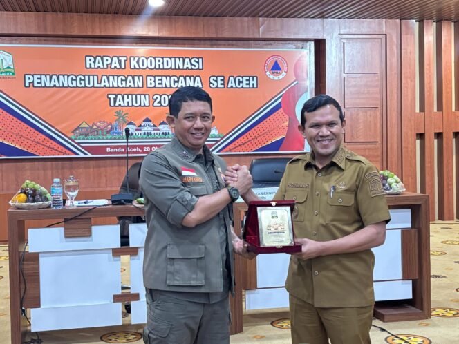
					Kepala Badan Nasional Penanggulangan Bencana (BNPB) Letjen TNI Dr. Suharyanto, S.Sos., M.M Bersama  Wakil Gubernur Aceh Fadhlullah, SE
