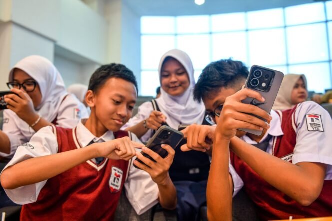 
					Pelajar Sekolah Menengah Pertama (SMP) mengikuti pelatihan keamanan siber di Kampus Telkom University, Kabupaten Bandung, Jawa Barat, Senin (6/10/2025). Komunitas Indonesia Women in Cybersecurity (IWCS) bersama Telkom University menggelar Cyber Safe Kids atau pelatihan keamanan siber bagi anak yang memberikan pelatihan kepada siswa SD dan SMP terkait pemahaman dasar keamanan siber dan cara melindungi diri serta memahami konten palsu dan risiko Artificial Intelligence (AI). ANTARA FOTO/