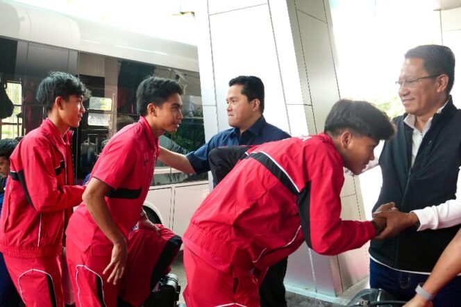
					Tim nasional Indonesia U-17 telah kembali ke Tanah Air setelah menyelesaikan perjuangan mereka pada Piala Dunia U-17 2025 di Qatar. Meski tidak lolos dari fase grup, skuad muda asuhan Nova Arianto menorehkan pencapaian yang berdampak besar bagi sepak bola nasional: kemenangan pertama Indonesia sepanjang mengikuti Piala Dunia kelompok umur./Foto Humas Kemenpora