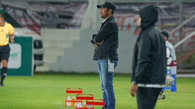 
					Pelatih kepala Nil Maizar