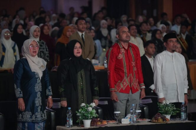 
					Ketua Staf Ahli TP-PKK Aceh, Mukaramah Fadhlullah menghadiri Penobatan Duta Genre Aceh Tahun 2025 di Aula Taman Seni Budaya, Kota Banda Aceh , Jumat Malam, 31/10/2025.