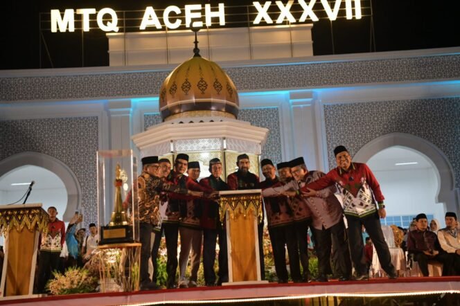 
					Gubernur Aceh. Muzakir Manaf membuka secara resmi MTQ Se-Aceh ke- XXXVII Tahun 2025 di Arena Utama Gedung MTQ Aceh, Meureudu, Kabupaten Pidie Jaya, Sabtu Malam, 01/11/2025.