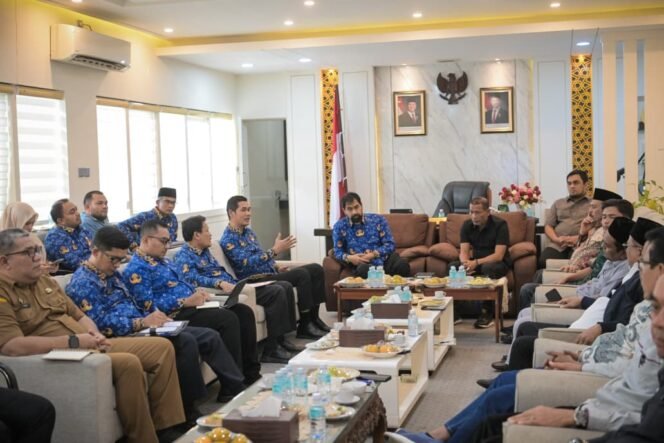 
					Gubernur Aceh, Muzakir Manaf bersama Ketua Tapa, M. Nasir, S.IP , MAP dan Seluruh Anggota Tapa melakukan pertemuan Dengan Ketua DPRA,  Zulfadhli dan Ketua Fraksi terkait APBA Tahun 2026 di ruang Kerja Ketua DPRA, Banda Aceh, 3/11/2025