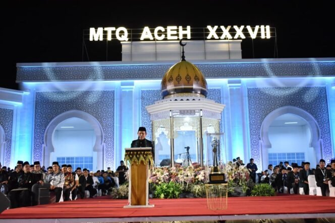 
					Wakil Gubernur Aceh, Fadhlullah SE resmi menutup Musabaqah Tilawatil Quran Aceh ke 37 di Pidie Jaya, Jumat 7 November 2025.