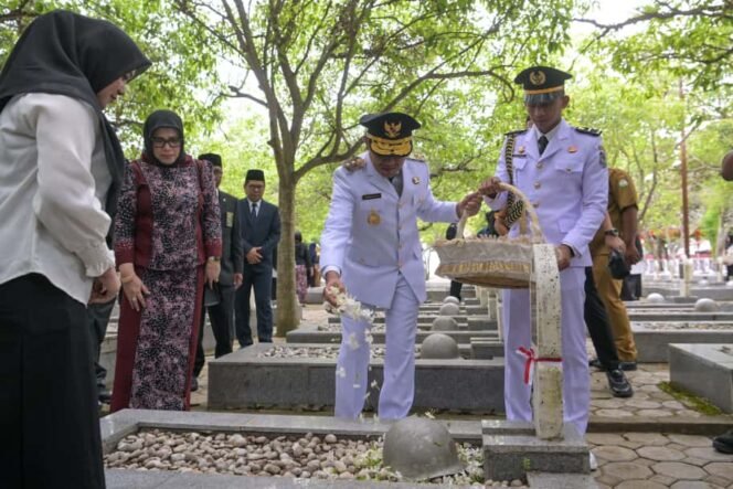 
					Wakil Gubernur Aceh, Fadlullah, SE, menjadi Inspektur upacara pada peringatan Hari Pahlawan Prov Aceh Tahun 2025 DI makam Pahlawan Banda Aceh, 10/11/2025