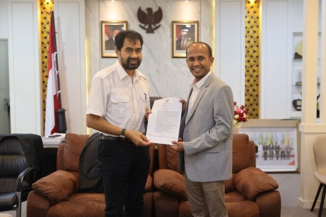 
					Gubernur Aceh, Muzakir Manaf menyerahkan surat penugasan Juru Bicara Pemerintah Aceh kepada Muhammad MTA, di Ruang Kerja Ketua DPRA, Jum'at, 14 Nov 2025