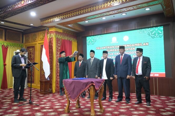 
					Gubernur Aceh Muzakir Manaf, melakukan pelantikan dan pengambilan sumpah jabatan ketua dan anggota Badan Baitul Mal Aceh periode 2025-2030.
Banda Aceh, 17/11/2025