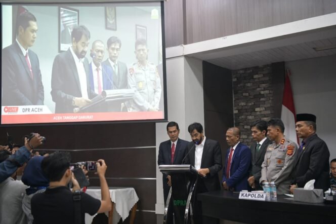 
					Gubernur Aceh, Muzakir Manaf di dampingi forkopimda Aceh menyampaikan Pendapat Status Bencana Aceh, di ruang serba Guna DPR Aceh, Kamis, 27 Nov 2025