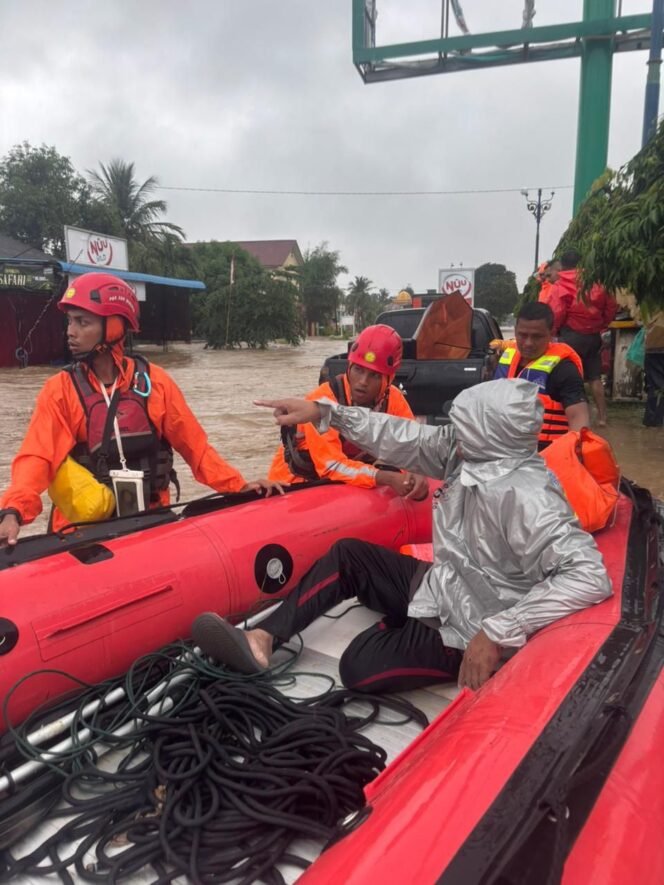 
					Banjir Bireuen Meluas, SAR Evakuasi Puluhan Warga