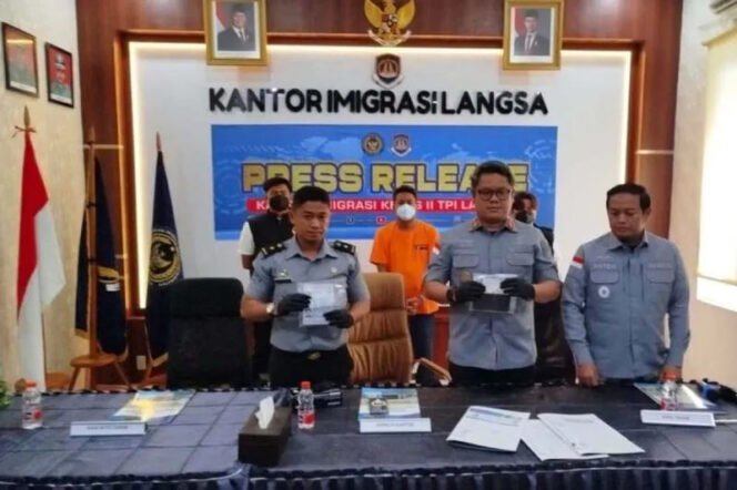 
					Kepala Kantor Imigrasi Kelas II TPI Langsa Indra Sakti Suhermansyah (tengah) memperlihatkan barang bukti tindak pidana keimigrasian melibatkan warga negara Malaysia di Langsa, Aceh, Selasa (11/11/2025). Foto: Dok. Imigrasi Aceh