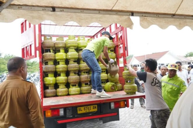 
					 PT. Pertamina Patra Niaga Regional Sumatera Bagian Utara (Sumbagut) menggelar operasi pasar tabung LPG 3 kg di wilayah terdampak bencana di Provinsi Aceh. Foto: PT. Pertamina Patra Niaga
